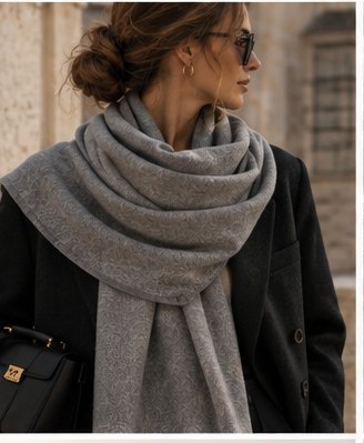 Le châle en Rock Grey, enroulé une fois autour du cou